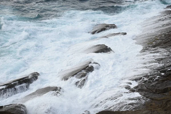 岩に衝突する波 サンセバスチャン スペイン — ストック写真