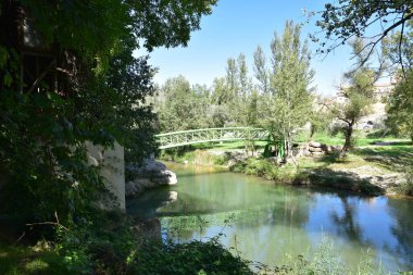 Doğanın ortasında sakin suları olan Alcaniz nehri, İspanya
