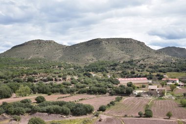 Mora de Rubielos 'ta bulutlu gökyüzü ile dağların manzarası