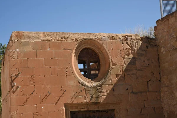 中央に穴が開いた古い放棄された壁 背景の青空 アルカイズ — ストック写真