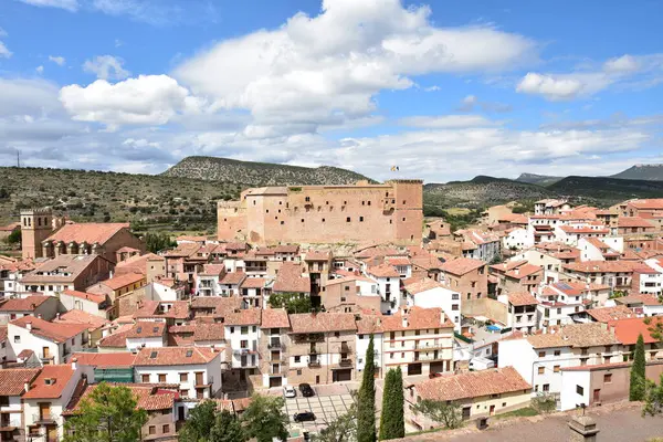 Mora de Rubielos kasabasının mavi gökyüzü, İspanya