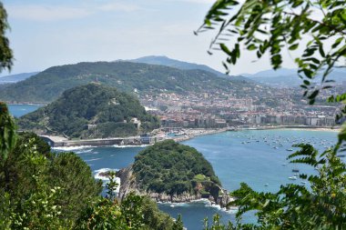 İspanya 'nın San Sebastian şehrinin dağından panoramik manzara