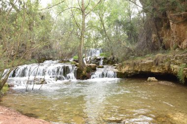 İspanya 'nın Teruel dağlarında küçük bir şelale manzarası