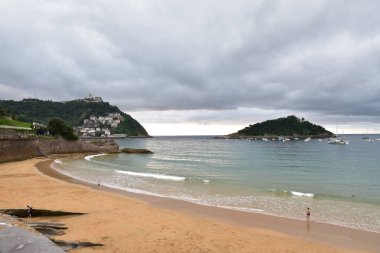 Deniz manzarası ve kumsal. Kum ve bulutlu gökyüzü.