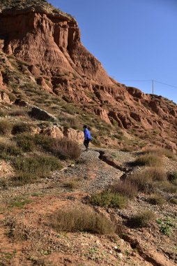 Teruel, bir dağ yolunda tek başına tırmanan bir çocuk.
