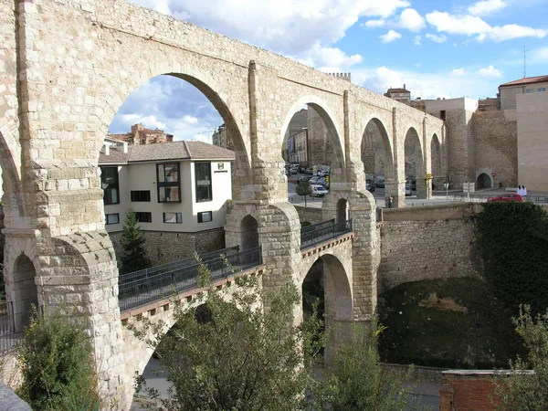 Arka planda mavi gökyüzü olan kemerlerin manzarası, Teruel