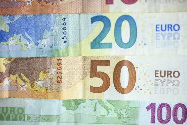 Avro faturaları kapanır. 50 ve 20 avroluk banknotların yakın plan çekimi. Yüksek kalite fotoğraf