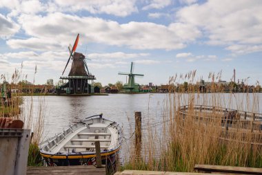 Zaanse Schans, Hollanda - 05 02 2023: Hollanda Zaanse Schans 'da yel değirmenleri