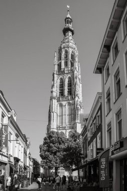 Breda, Hollanda - 06 16 2023: De Grote of Onze-Lieve-Vrouwekerk in Breda