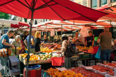 Breda, Hollanda - 06 16 2023: Breda 'daki haftalık büyük pazar manzarası