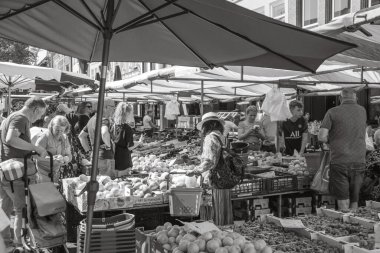 Breda, Hollanda - 06 16 2023: Breda 'daki haftalık büyük pazar manzarası