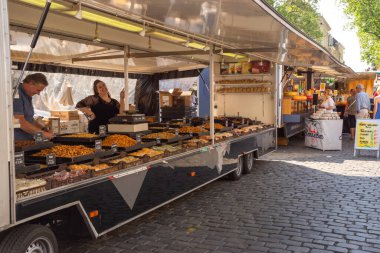 Breda, Hollanda - 06 16 2023: Breda 'daki haftalık büyük pazar manzarası