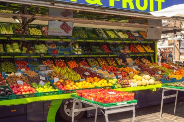 Breda, Hollanda - 06 16 2023: Breda 'daki haftalık büyük pazar manzarası