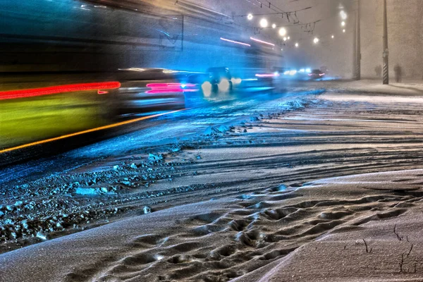 Tráfego Inverno Cidade Noite Neve Pesada Uma Longa Exposição — Fotografia de Stock