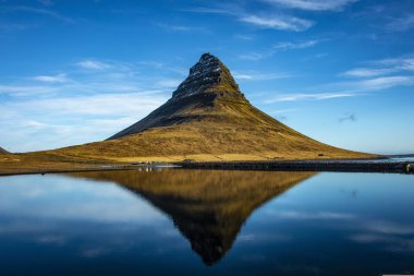 İzlanda, Mavi gökyüzü, Kirkjufell görüntüsü