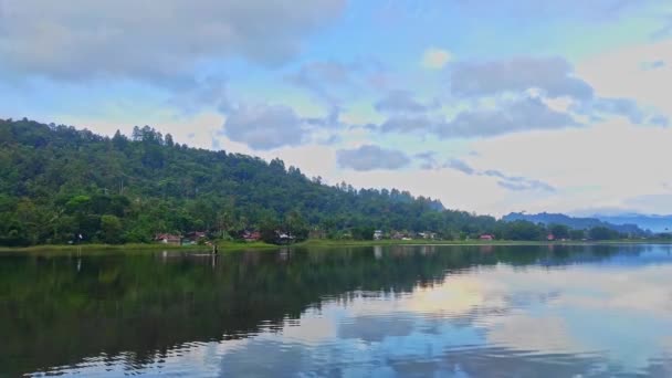 Pemandangan Indah Danau Dan Ada Seseorang Yang Menangkap Ikan — Stok Video