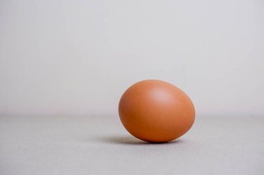 Beyaz arka plan üzerinde izole tek tavuk yumurta