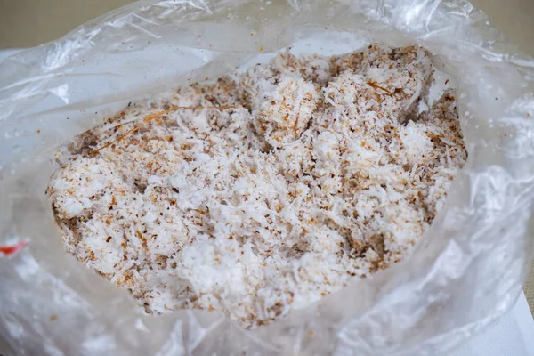 Plastik bir torbada rendelenmiş hindistan cevizi