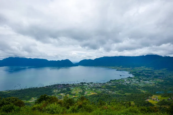 Tepenin tepesinden Maninjau Gölü manzarası, Sumatra, Endonezya