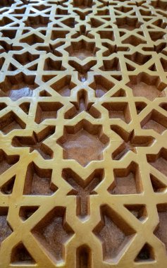 Cami duvarında Arapça desenler var.