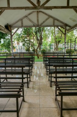 Kamu parkında boş sandalyeler 
