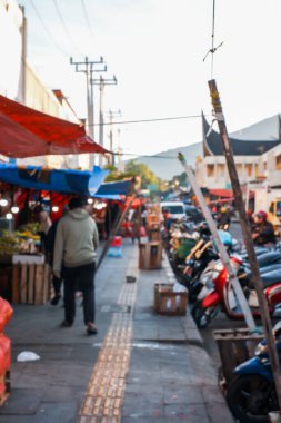 Sokak pazarının arka planı bulanık. Portre Fotoğraf