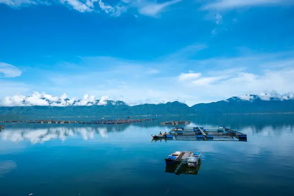 Gabbie Pesce Sul Lago Con Colline Cielo Blu Sfondo Nuvola — Foto Stock