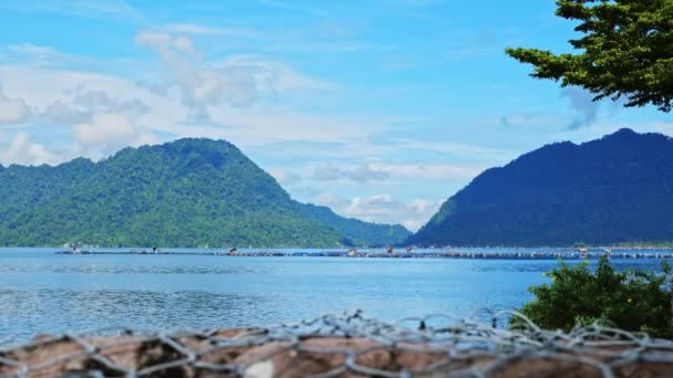 Pemandangan Yang Menakjubkan Dari Sebuah Danau Tenang Dengan Bukit Bukit — Stok Video