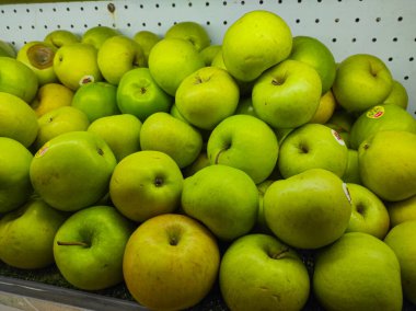 Yeşil elma üstünde belgili tanımlık sayaç süpermarket