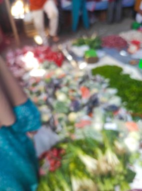 Sebze pazarının bulanık görüntüsü. Bulanık arkaplan.