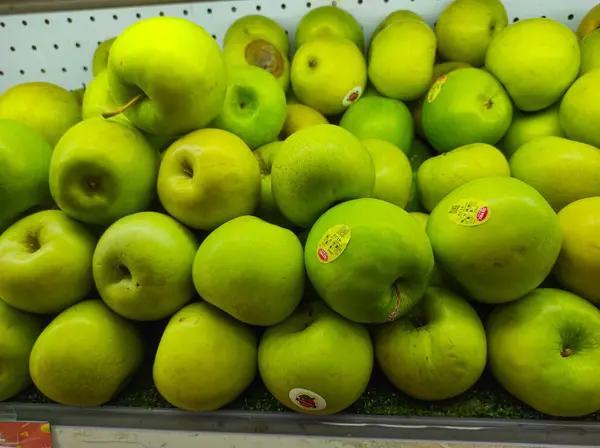 Yeşil elma üstünde belgili tanımlık sayaç süpermarket