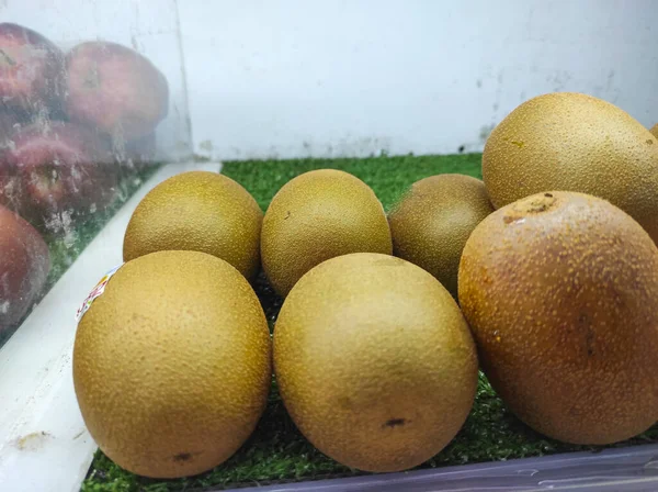 Markette kivi meyvesi var. Kivi, Actinidia cinsinin bir meyvesidir..