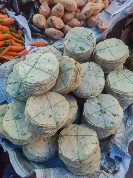Markette satılık manyok krakerleri.