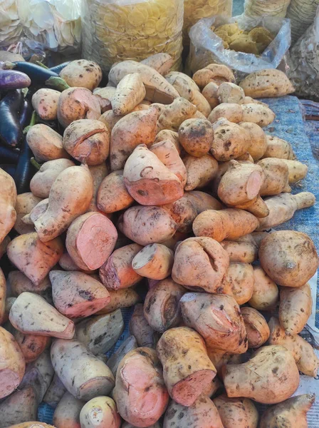 Rohe Süßkartoffeln Zum Verkauf Auf Einem Markt — Stockfoto