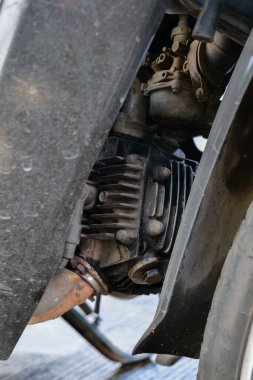Eski ve kirli motosiklet motorunu kapat, motorun detaylı fotoğrafı