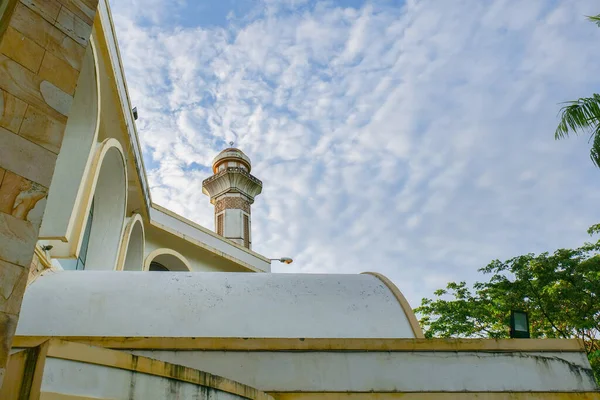 Moskee Met Blauwe Lucht Witte Wolken Padang Indonesië Masjid Raya — Stockfoto