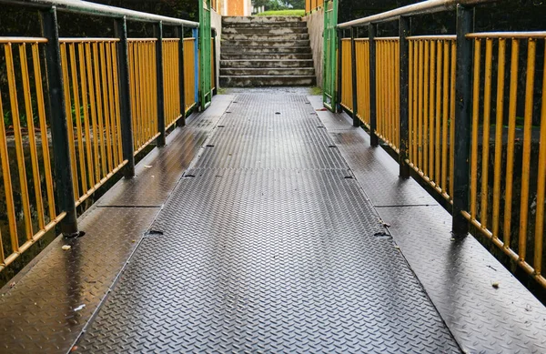Metallsteg Park Einem Regnerischen Tag Mit Gelbem Geländer — Stockfoto