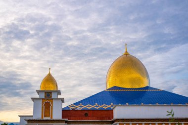 Caminin kubbesi, mavi gökyüzü ve gün batımında bulutlar..