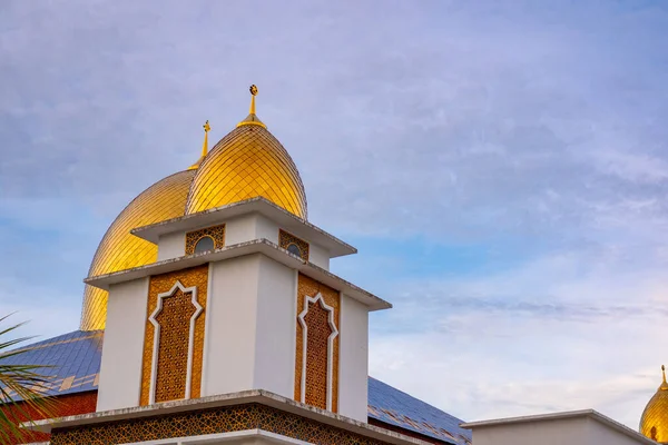 Mavi gökyüzüne karşı cami kubbesi, Padang, Sumatra Barat, Endonezya
