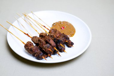 Beyaz tabakta ızgara et şişleri, 