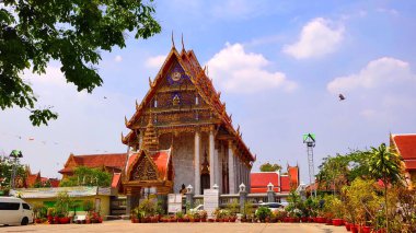 Tapınaktaki sanat yürüyüşü yolundaki gökyüzünde