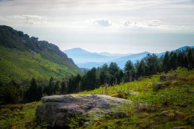 Fransa 'nın Bask bölgesindeki dağların manzarası 