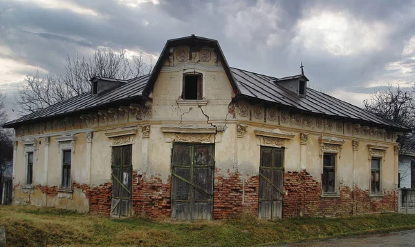 Old Village House Med Mørk Regnfull Himmel – stockfoto