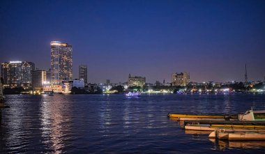 Gece Nil nehrinden bir manzara