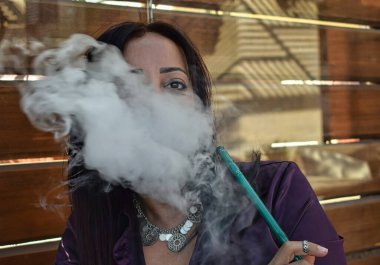 Sigara İçen Kadın Shisha ve Mutlu