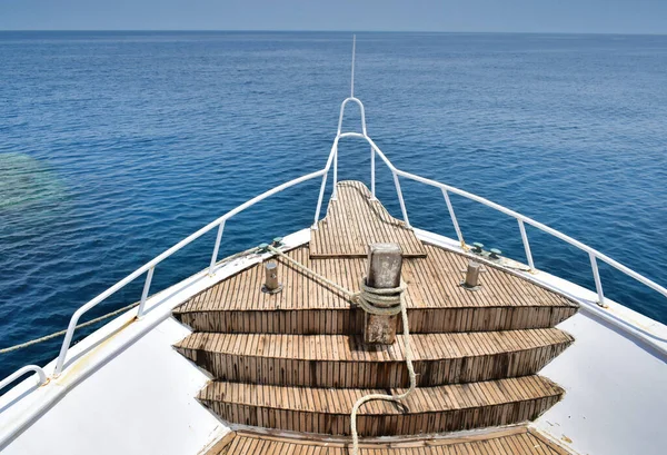 Kayık Mavi Deniz Göğü — Stok fotoğraf