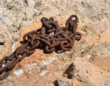 Plaj güvertesinde paslı bir denizci zinciri.
