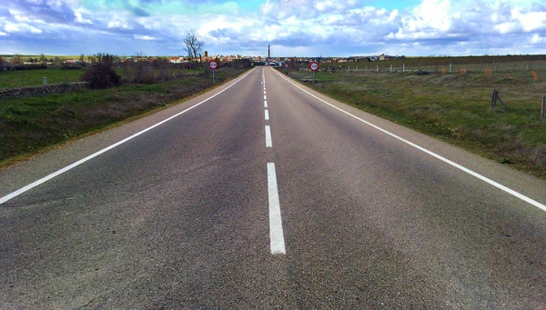 スペインのヴィティグディノ周辺の農村道路 — ストック写真