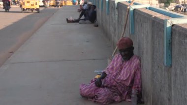 24 Mart 2021, Abuja Nijerya; dilenciler ve engelliler Afrika sokaklarına çıktı,