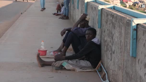 2021年3月24日 アブハ ナイジェリア 乞食と障害者がアフリカの通りに現れる — ストック動画